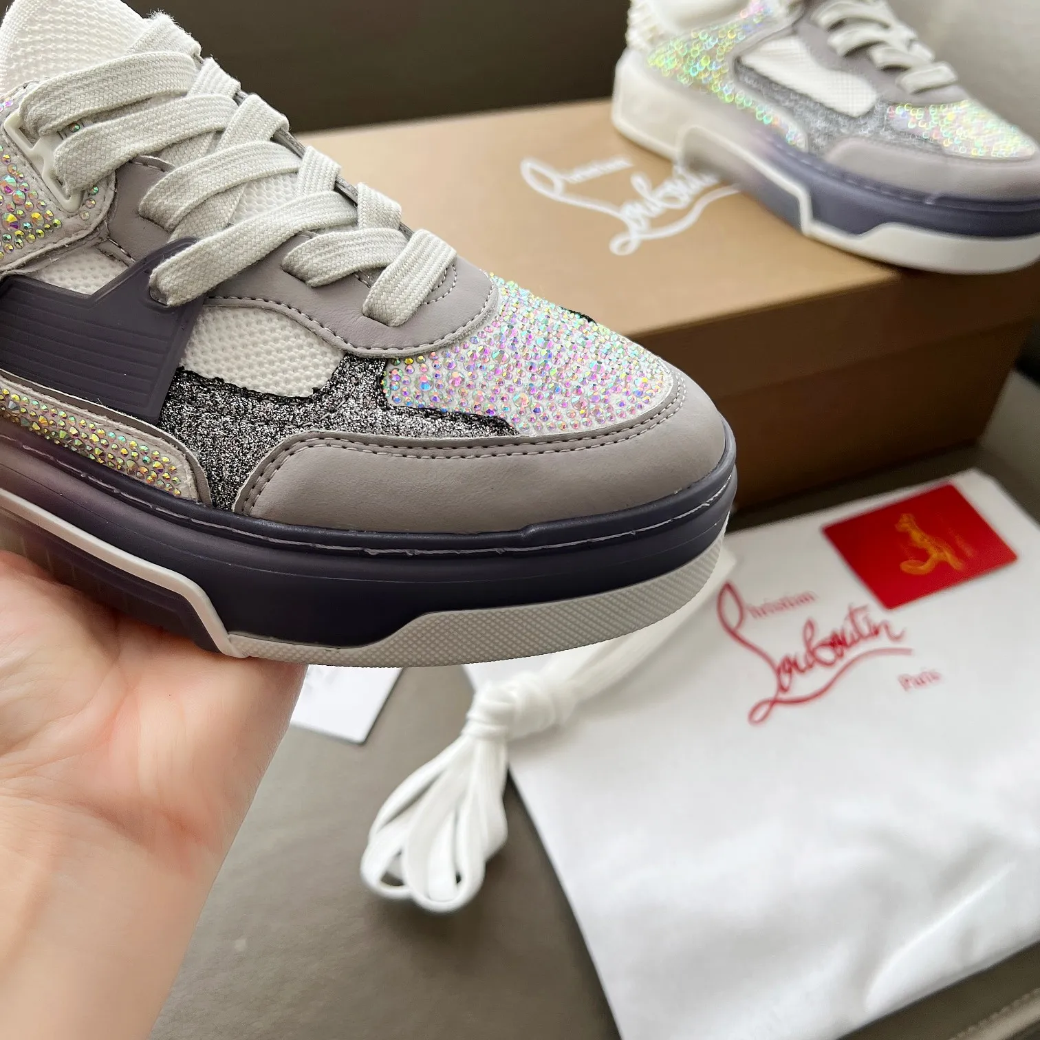 Men's shoes 💰760 🌹🌹🌹̋ Wang Junkai Yang Mi Xu Kai Zhang Jingyi Ding Chengxin Chen Muchi Wang Ziyi Same style Christian Louboutin 2024 [New product] Drill surface ASTROLOUBI lesbian thick-soled sports shoes red-soled shoes perfectly integrate fashion and sports, The fabrics are made of luxurious calfskin, soft suede, smooth satin and laminated leather, and the back is decorated with classic rivets. The interior is blended with a knitted tongue for added durability, breathability and quick-drying comfort. The outsole is made of a combination of EVA foam and imported rubber, and the colorful CL iconic letters on the side of the outsole show the brand's unique style. It is a ceiling-level comfortable skate shoe! ! ! Multiple colors available, currently women’s sizes 35-39 (40 custom made)